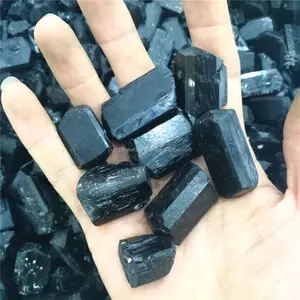 天然黑色电气石粗糙翻滚的石头出售