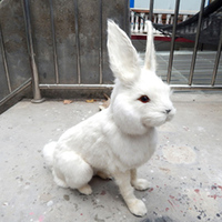 Lapin en fourrure réaliste grandeur nature pour Pâques