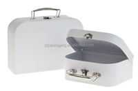 En gros diverses spécifications imbriquées décoratif carton bébé valise bagages faveur cadeau emballage boîte avec poignée