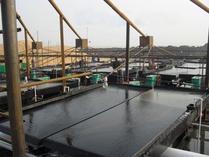 JXSCゴールド2.5TPH重力セパレーターシェーキングテーブル1.1KWマレーシア販売用マイニングシェーキングテーブル - Product Image 3