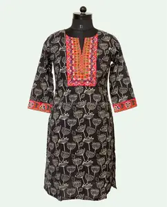 Красивый умный хлопковый Дизайнерский Костюм kurtis для девочек с черной вышивкой