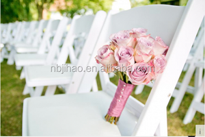 Chaise pliante d'extérieur en résine plastique blanche rembourrée de style Wimbledon pour événements de mariage et location en Amérique - Product Image 5