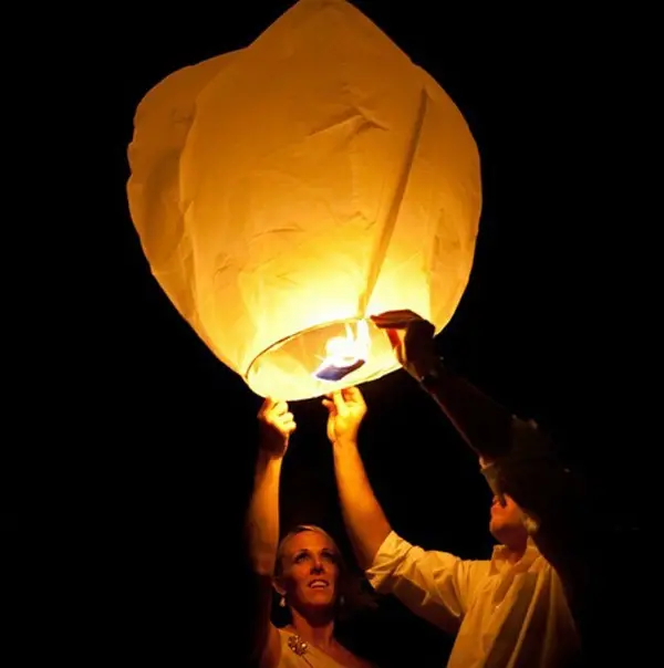 SKY Balloon Kongming Wishing Lanterns Flying Fire Lightハロウィーンライト、中国のKongmingペーパーラテーン