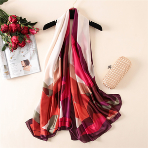 Cao cấp thời trang hình học in Khăn choàng quấn Chất liệu lụa mềm kỳ nghỉ sunproof bãi biển quấn khăn phụ nữ khăn choàng khăn bán buôn - Product Image 4