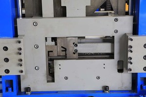 CZ Arcareccio Macchina Cina CZ acciaio canale Intercambiabili inquadratura che fa la macchina - Product Image 6