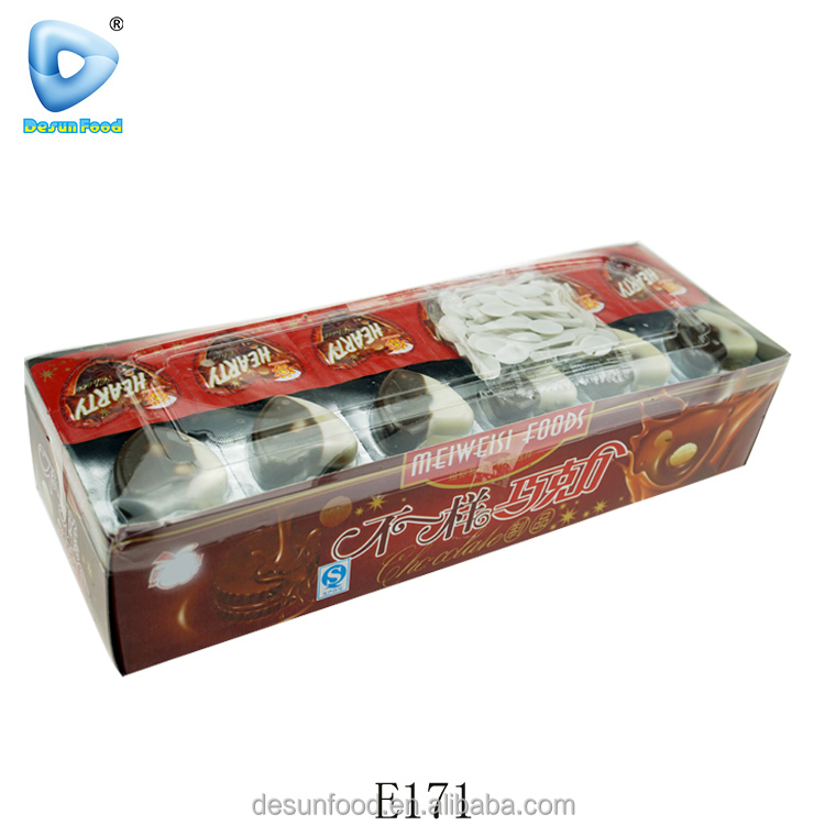 Шоколад в форме сердца с печеньем