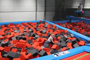 Cube en mousse à haute résilience pour construire l'emplacement du trampoline intérieur Trampolines à balles d'intérieur durables avec fosse en mousse à vendre