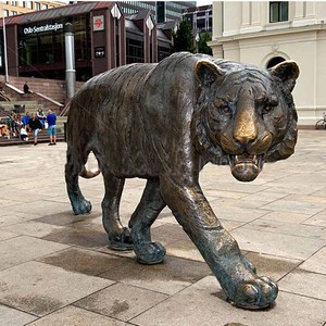 Estatua de León de Metal en Oferta, Escultura de <span class=keywords><strong>Leona</strong></span> de Bronce de Tamaño Real - Product Image 2