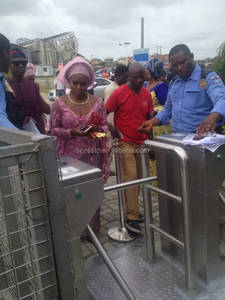 Ce được phê duyệt Tự động kiểm soát truy cập 3 cánh tay chùm dọc Tripod turnstile cổng với thẻ RFID thép không gỉ chống tailgating - Product Image 6