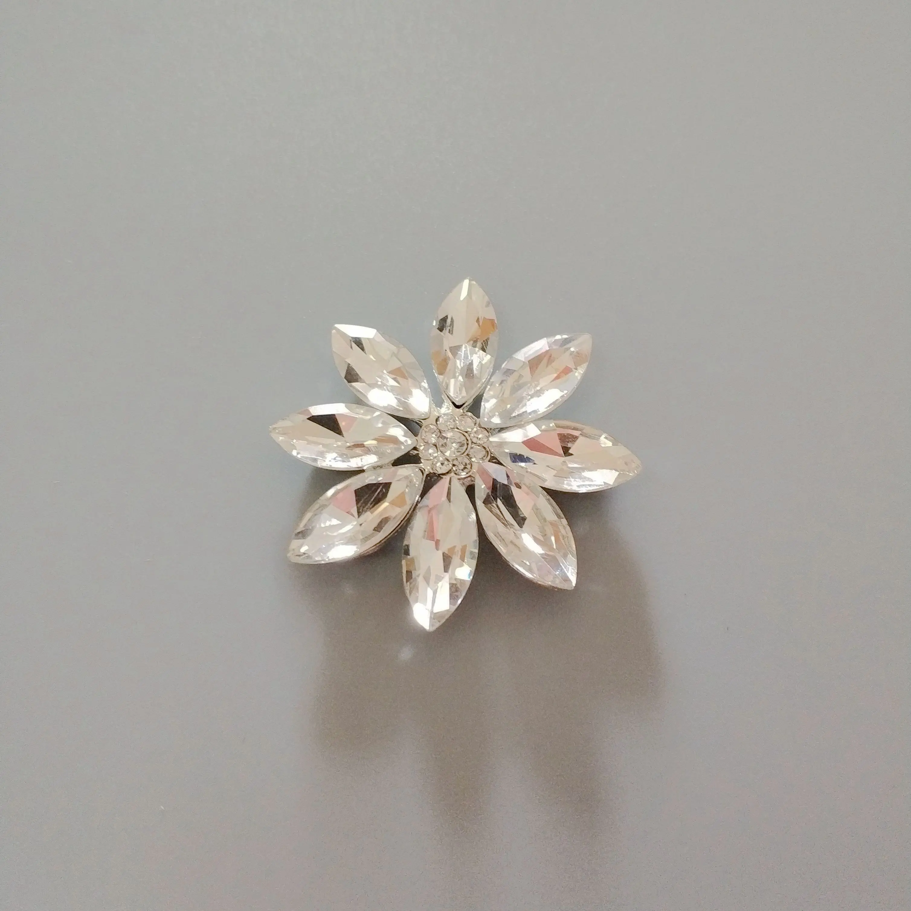 Botón de aleación de diamantes de imitación de cristal de flor de 60L estándar europeo