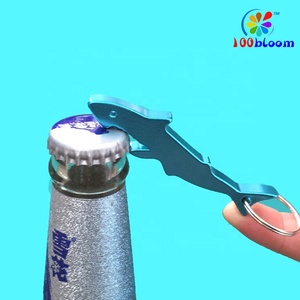 Fábrica al por mayor 7,5 cm barato de aluminio en forma de tiburón abrebotellas llavero - Product Image 3