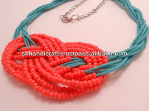 Collier nautique tendance en perles bleu vif et corail noué, en promotion - Product Image 2