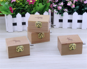 Wholesale high quality mini music box hand crank with custom music