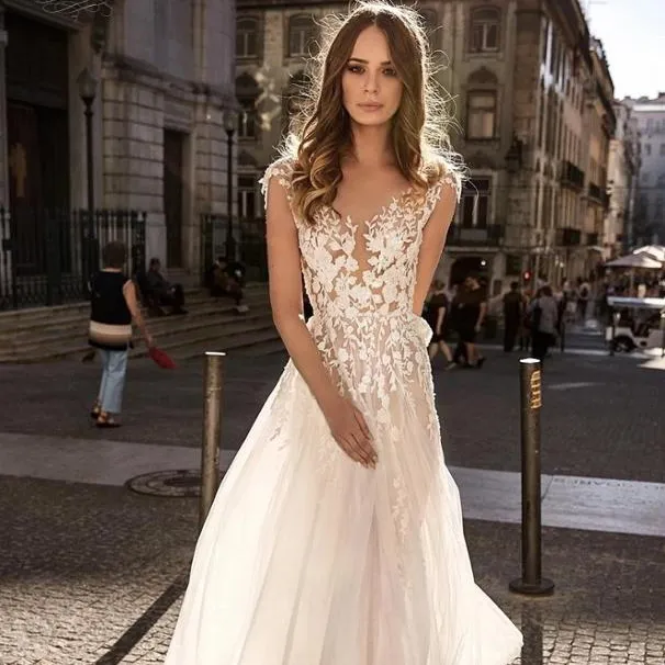 2019 nieuwe ontwerp Italië stijl ivoor mouwloze illusion hals bloemen kant applicaties een line trouwjurken bridal gown