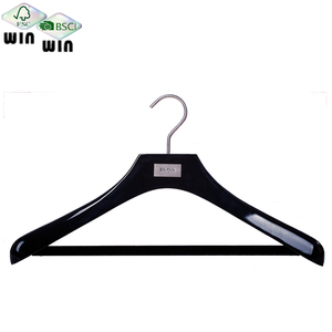 Роскошная Черная Нескользящая деревянная вешалка для одежды с широким плечом - Product Image 3