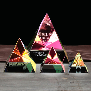 En gros pas cher personnalisé 3D laser cristal pyramide de verre presse-papiers - Product Image 1