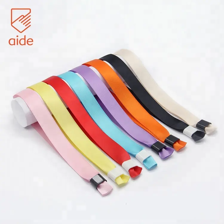 מסיבת מותאם אישית צמיד Soild צבע סאטן סרט Wristbands עם פלסטיק נעילת במלאי