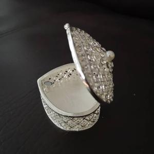 Crea il Tuo Logo Personalizzato: Scatola Portagioie a Forma di Cuore in Metallo Argentato con Perla per Matrimoni e Feste - Product Image 3