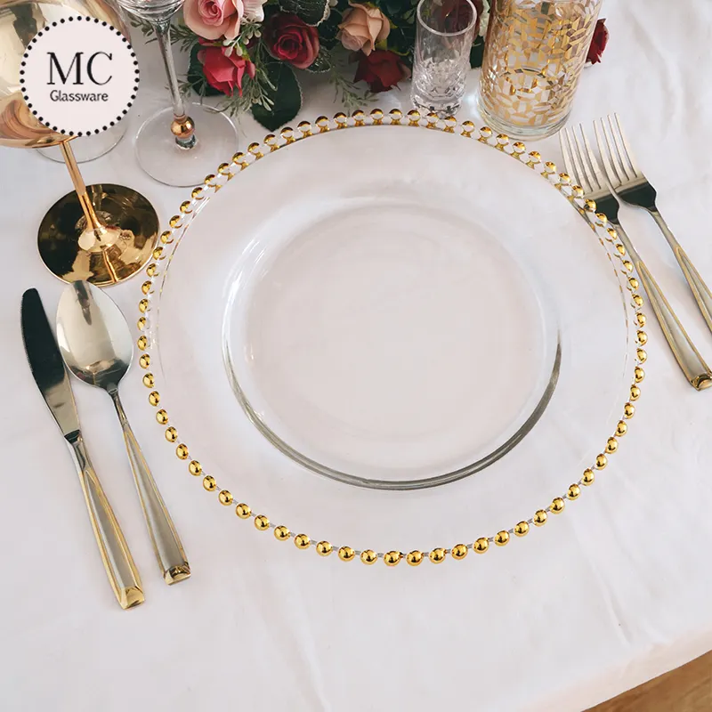 Placas de vidrio de oro de boda transparente de 12,6 pulgadas, venta al por mayor, placas de cargador con cuentas de plata, juego de vajilla para decoración de boda