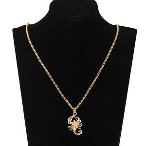 Collana da uomo con scorpione dorato, esagerata e di lusso, in metallo. - Product Image 5
