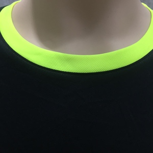 T-shirt sportiva da uomo a <span class=keywords><strong>maniche</strong></span> <span class=keywords><strong>corte</strong></span> in maglia tinta unita traspirante per fitness, corsa e palestra - Nuova collezione all'ingrosso - Product Image 3