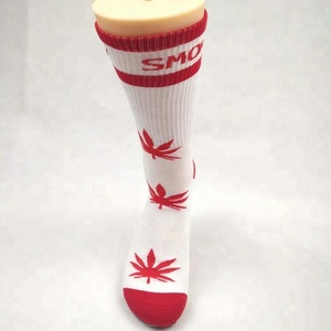 Grosir Grosir Kaus Kaki Katun Kanada Kustom dengan Kaus Kaki Logo Daun Merah - Product Image 3