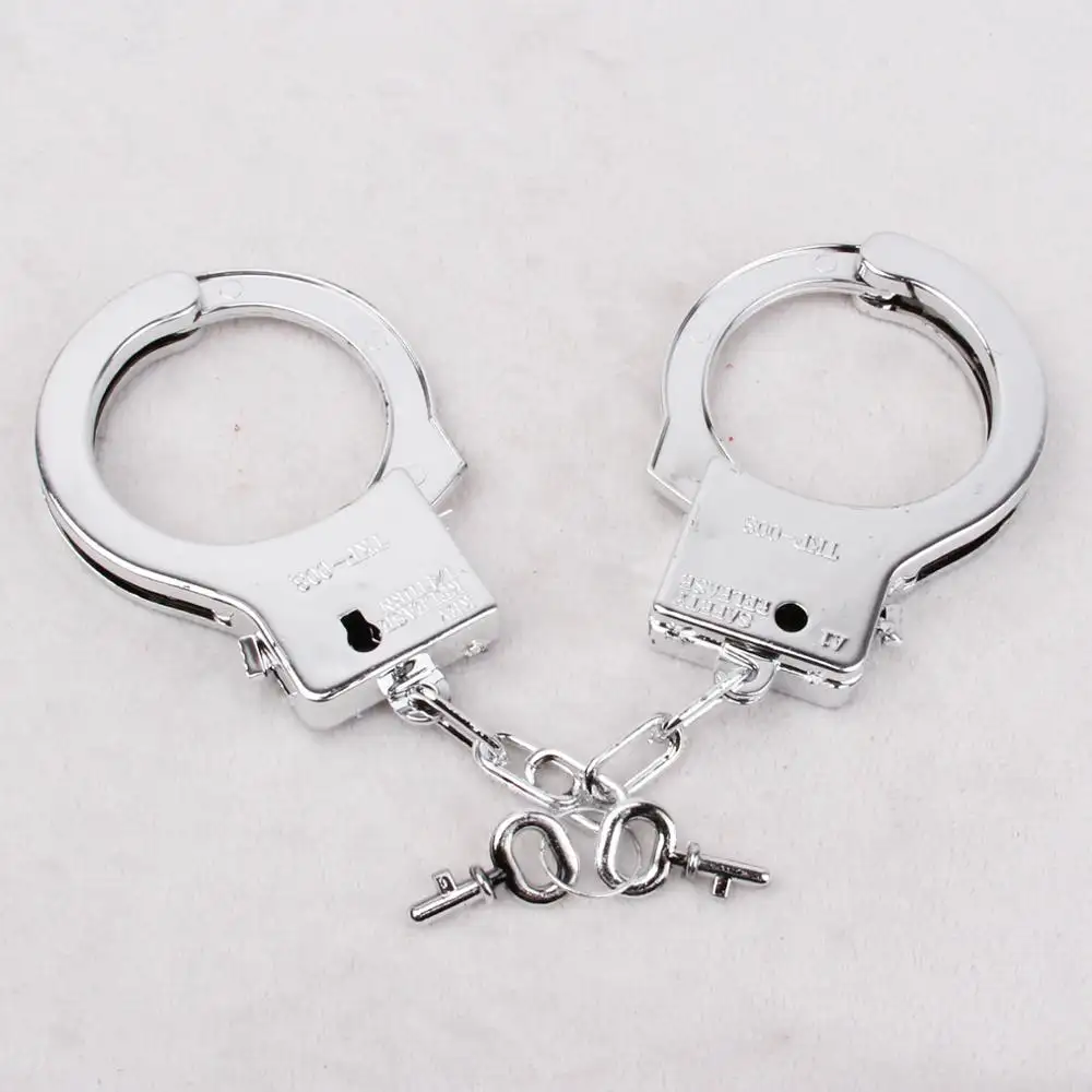 Дешевые полицейские притворяются, что играют в игрушечные навесные наручники для вечеринки