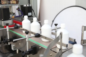 Machine de capsulage automatique TOIC-1B à vis en ligne pour bouteilles, à quatre roues, avec pompe efficace pour le contrôle de la force de serrage - Product Image 4