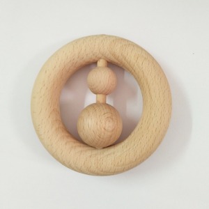 Pendentif <span class=keywords><strong>anneau</strong></span> rond de 8 cm avec 2 perles, <span class=keywords><strong>hochet</strong></span> <span class=keywords><strong>en</strong></span> <span class=keywords><strong>bois</strong></span> <span class=keywords><strong>naturel</strong></span> <span class=keywords><strong>pour</strong></span> bébé, idéal <span class=keywords><strong>pour</strong></span> la dentition - Product Image 1