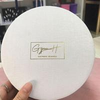 Boîte d'emballage de luxe en carton blanc rond avec logo en feuille d'or pour fleurs, chocolats, bonbons et friandises