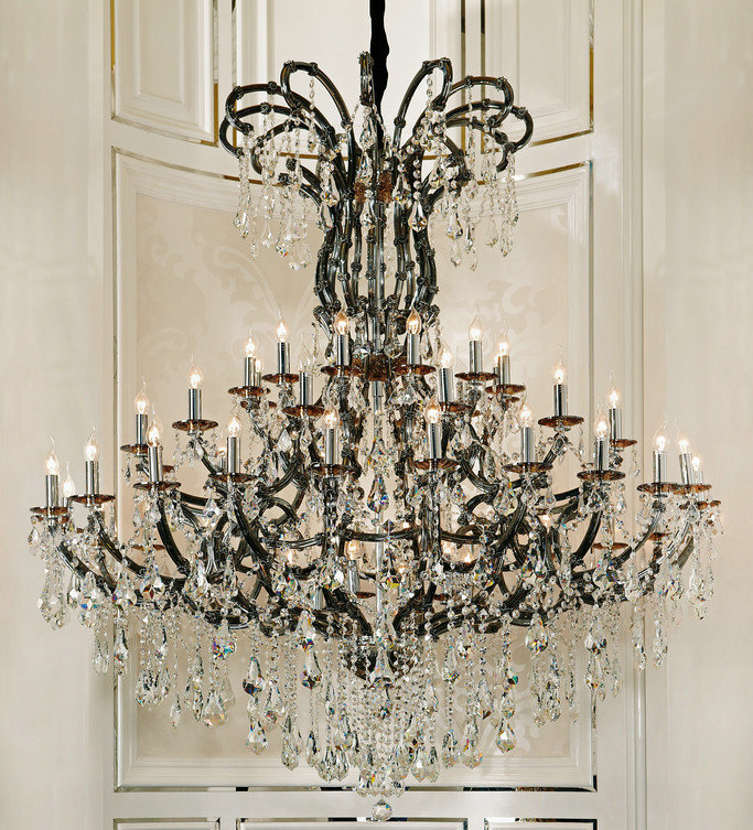 Большая хрустальная люстра с подвеской черного цвета