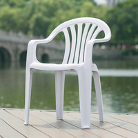 Fauteuil en plastique blanc avec dossier ventilé, durable pour une utilisation en extérieur, sur la terrasse ou dans le jardin