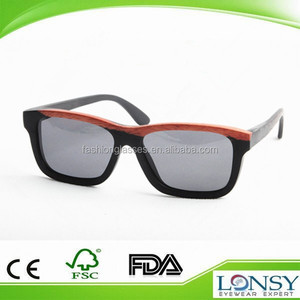 Buena calidad polarizó / polarizados <span class=keywords><strong>wayfarer</strong></span> <span class=keywords><strong>estilo</strong></span> <span class=keywords><strong>gafas</strong></span> de <span class=keywords><strong>sol</strong></span> para hombres y mujeres con la insignia de encargo - Product Image 2