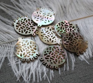 Deliziosa Scultura Vintage Traforata in Madreperla Nera e Conchiglia di Abalone per Spilla in Argento, Fermaglio per Capelli, Ciondolo - Product Image 1