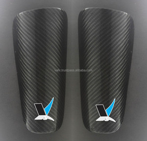 Espinillera de Fibra de Carbono para Protección en Fútbol Modelo VI-CS023 Marca Personalizada - Product Image 1