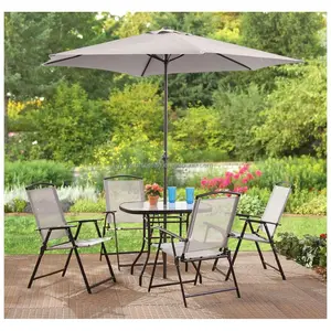 Koffie winkel tafels en stoelen met outdoor paraplu