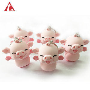 dibujos animados de plástico de juguete de silicona suave de pvc 3D cerdo jersey llavero morir corte de goma muñeca llavero - Product Image 2