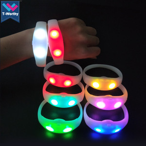 T-xứng đáng với Sản Phẩm Mới Đài Phát Thanh Điều Khiển Led Dây Đeo Cổ Tay Bên Ủng Hộ Đám Cưới Led Dây Đeo Cổ Tay Điều Khiển Bán Buôn - Product Image 3