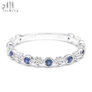 Elegante anillo de zafiro azul de oro blanco sólido de 18 quilates delicado diseño de flores apilables joyería de piedras preciosas para regalo de fiesta de boda de mujer - Product Image 1