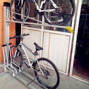 Estante <span class=keywords><strong>de</strong></span> bicicleta <span class=keywords><strong>de</strong></span> aluminio <span class=keywords><strong>de</strong></span> dos niveles para un conveniente estacionamiento <span class=keywords><strong>de</strong></span> <span class=keywords><strong>bicicletas</strong></span> - Product Image 4