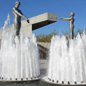 Custom Made Poli Debout Père Et Fils à l'intérieur fontaine Bronze Jouer Dans L'eau Sculpture