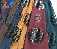 Mousseline de soie de crêpe de tissu de robe de dame de polyester 100% de haute qualité avec la finition bronzante brillante de feuille et le motif imprimé