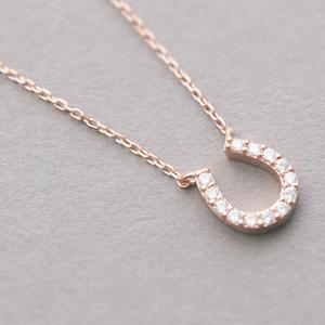 <span class=keywords><strong>Collana</strong></span> con Ciondolo a <span class=keywords><strong>Ferro</strong></span> <span class=keywords><strong>di</strong></span> <span class=keywords><strong>Cavallo</strong></span> Placcato Oro Rosa, Gioiello Equestre in Argento Sterling S925 con Zirconi per Donna - Product Image 1
