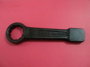 Llave de impacto con extremo de anillo de acero CRV con acabado de fosfato negro - Product Image 1