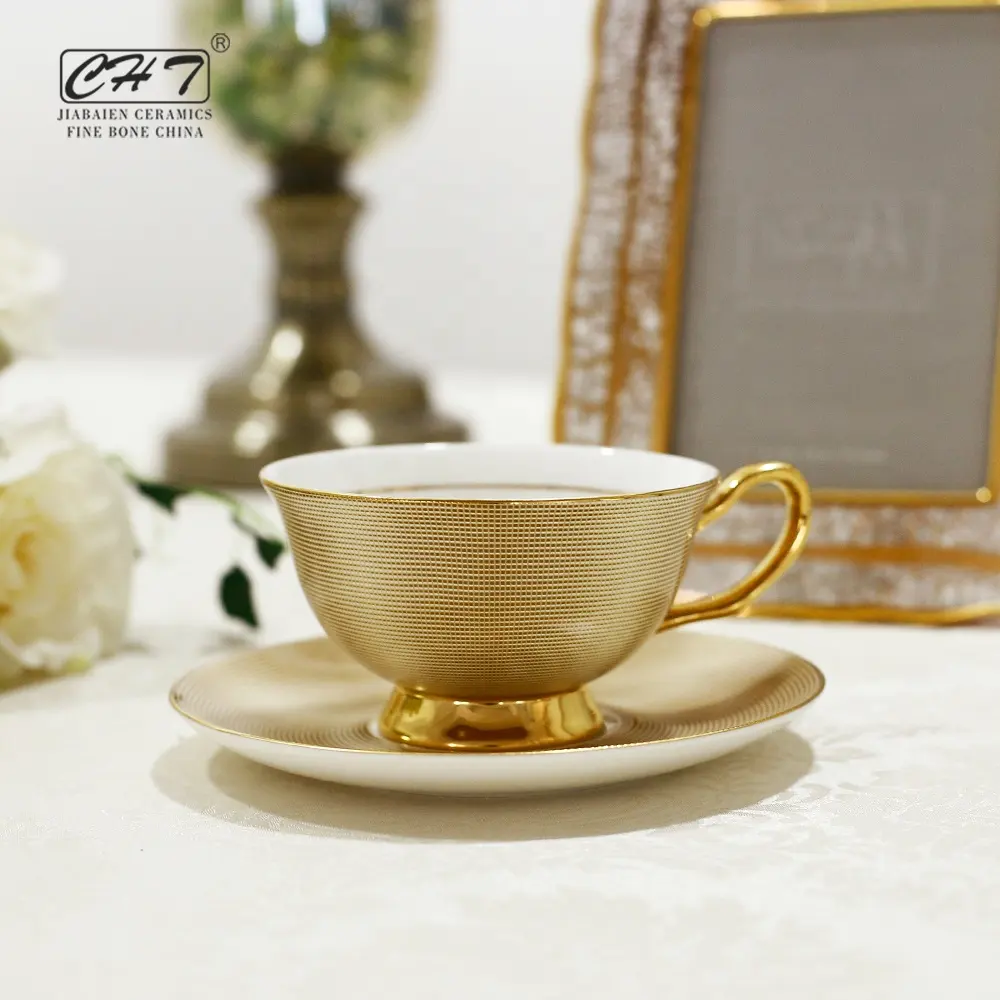 Cangkir latte tipis warna emas, cangkir mewah Arab dengan piring untuk kopi