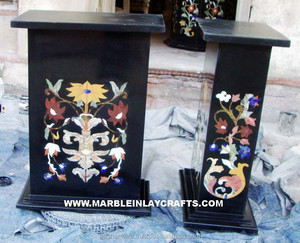 Belle table avec plateau en marbre noir incrusté et supports dans de nouveaux designs - Product Image 1