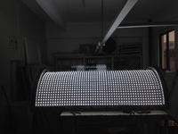 Letrero LED Publicitario Montado en Pilar con Forma Curva, Caja de Luz LED