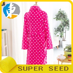 Vente en gros Peignoir rose polaire corail avec logos coeur respirant 100% polyester deux poches chaud et doux - Product Image 2