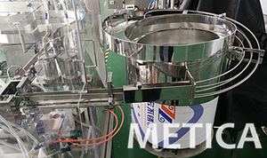 Ligne automatique <span class=keywords><strong>de</strong></span> machine <span class=keywords><strong>de</strong></span> capsulage et d'étiquetage <span class=keywords><strong>de</strong></span> petite bouteille en verre en plastique <span class=keywords><strong>de</strong></span> fiole d'huile <span class=keywords><strong>de</strong></span> <span class=keywords><strong>parfum</strong></span> liquide <span class=keywords><strong>de</strong></span> METICA - Product Image 3