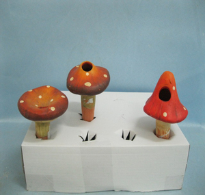 Estacas en forma de seta de terracota para decoración de jardín con función de autorriego de flores - Product Image 1